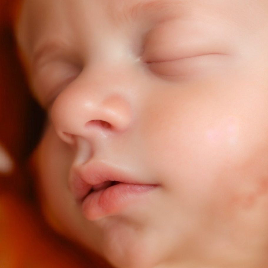 Ecografía 8K Bebé dormido con rostro sereno y labios entreabiertos.
